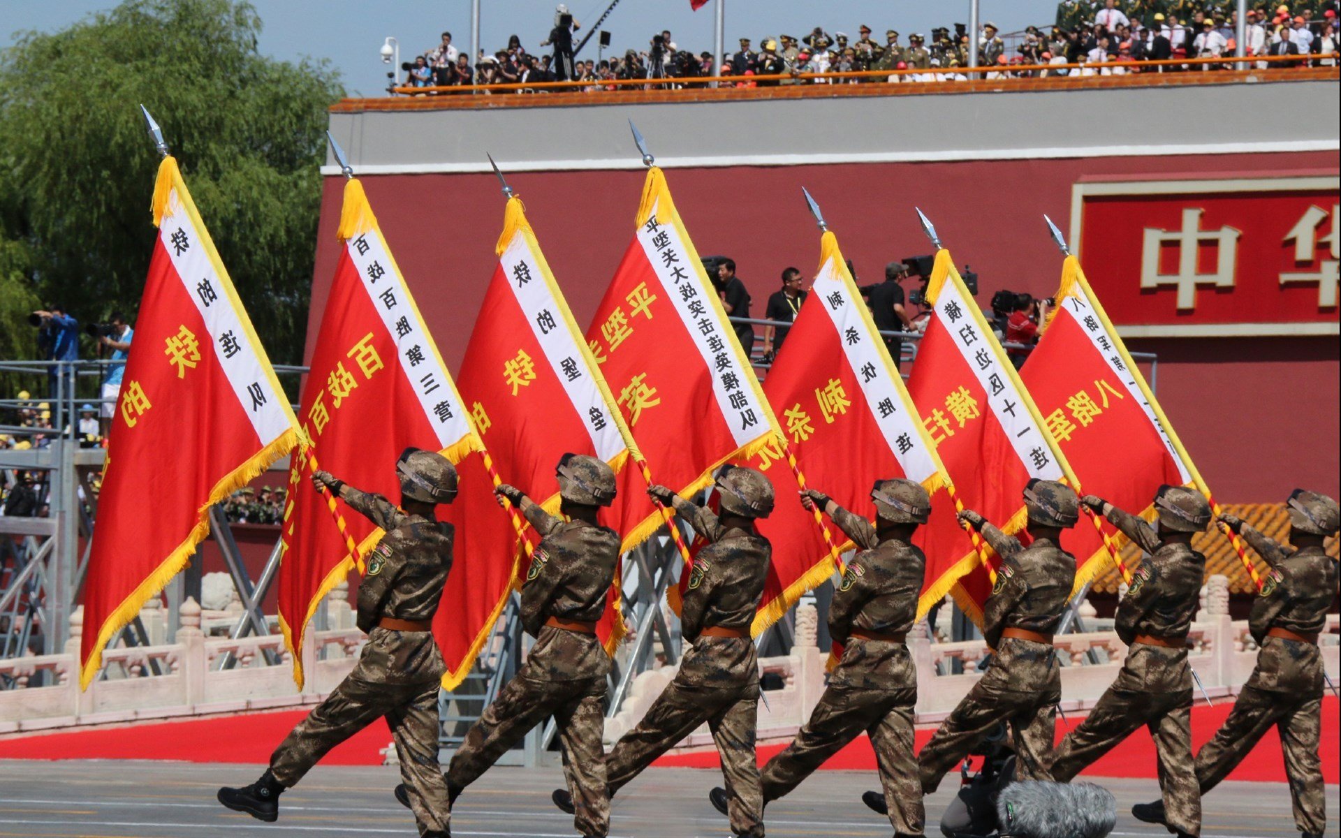 开云体育在线-街道狂飙与球场风暴,F1焦点战映照独行侠狂胜广厦队的竞技传奇